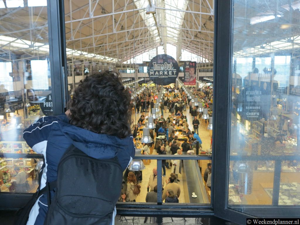 In de markthal Mercado da Ribeira kun je lekker eten en Portugese wijn proeven. De Markthal ligt in de binnenstad naast station en metrostation Cais do Sodré.Tip: Lekker eten in de markthal Mercado da Ribeira.